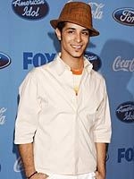 <a href=http://www.onlinecasinoreviewer.com/vazquez.jpg>Mario</a> gettin his photo taken by photographers  (I went to google images and typed in Mario Vazquez)