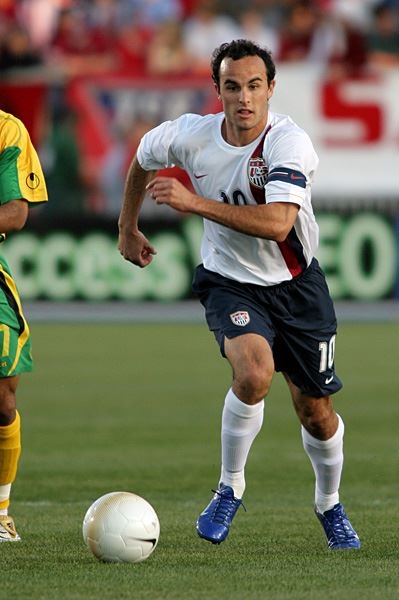 dribbling ball  (internet )