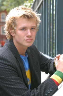 <a href=http://eragonmania.com/albums/userpics/10002/normal_Edward%20Speleers.jpg>Edward Speleers</a>