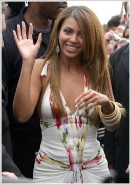  (http://celeb.wohoo.co.uk/wp-content/uploads/2007/05/beyonce-shopping-in-paris.jpg)