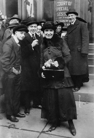 Margaret Sanger outside a New York City Courthouse (http://wsgroupproject.tripod.com/id7.html)