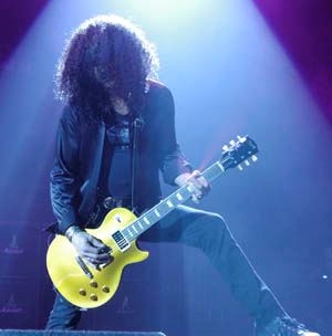 Slash playing at a concert of Guns N' Roses (http://www.zmemusic.com/<br>wp-content/uploads/2007/10/042505_slash.jpg)