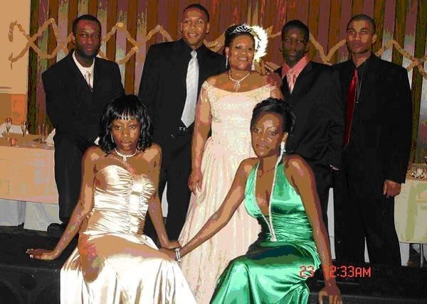 mom and her six kids