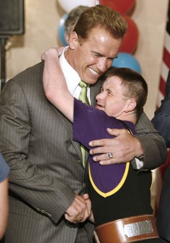 California Governor Arnold Schwarzenegger is embr (gloeandmall.com)