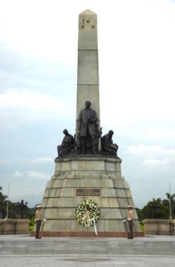 Jose Rizal monument (http://upload.wikimedia.org/wikipedia/en/thumb/b/bb/Rizal_Monument.jpg/250px-Rizal_Monument.jpg)