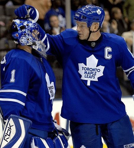 Mats Sundin is cheering his goalie. (http://farm3.static.flickr.com/2274/1601662031_21d8798693.jpg?v=0)