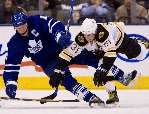 Mats Sundin in a battle for the puck. (http://www.beloblog.com/ProJo_Blogs/sportsblog/bruins1120.jpg)