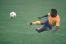 Pele shooting goal (www.football-spot.com)
