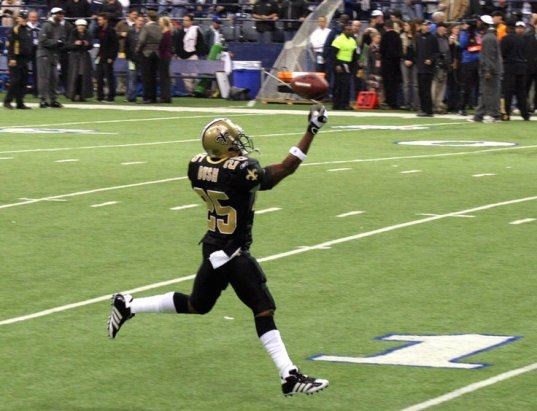 Reggie Bush catching a touchdown pass. (http://www.buddysbroads.com/image/reggie_bush.jpg)