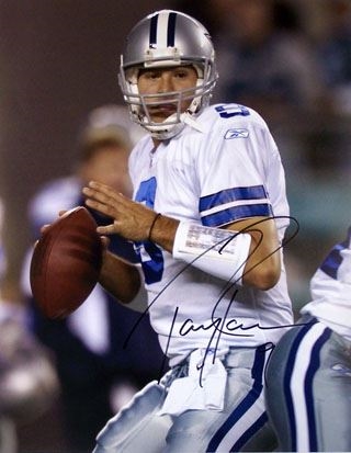 Tony Romo throwing the ball (www.hollywoodcollectibles.com/autographed/mem...)