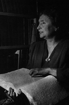 Reading without seeing (http://5thsocialstudies.pbwiki.com/f/Helen%20Keller.jpg)