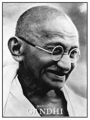 Gandhi smiling (http://imagecache2.allposters.com/images/pic/pf/PF_333603_OEM-15MB~Mahatma-Gandhi-Posters.jpg)