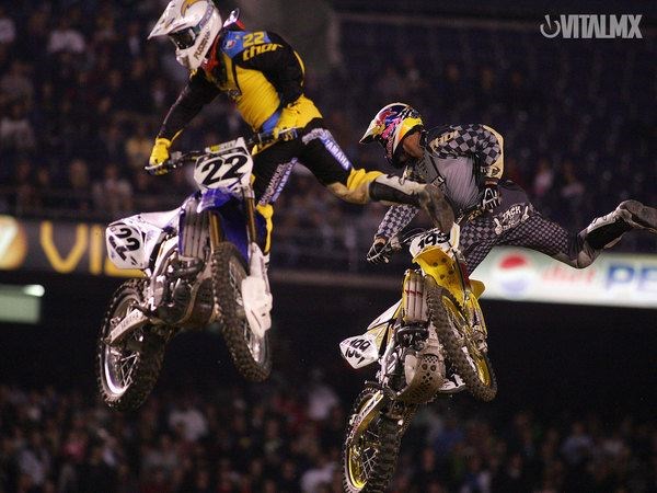 Travis Pastrana and Chad Reed (http://www.vitalmx.com/images/photos/10005/normal_003021008cr_tp.jpg)