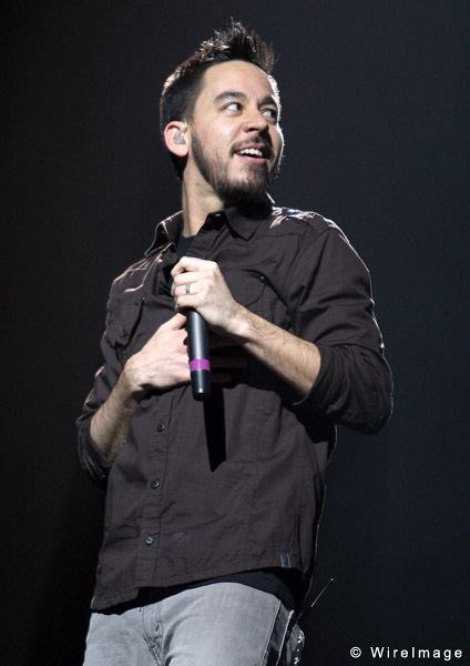  (http://www.celebritywonder.com/picture/Mike_Shinoda/Singerguitar_John_Shea_15604130.jpg)