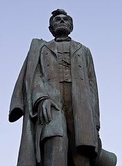 Abraham lLncoln statue <br>(http://www.flickr.com/photos/brymo/<br>3778018411/sizes/s/)