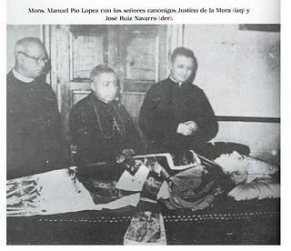 In 1950, After He Had Been Exhumed, Incorruptible (http://enlace.vazquezchagoya.com/wp-content/NOTA4.jpg)