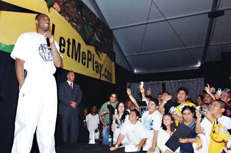 Kobe making a speech to kids. (http://lastheplace.com/images/article-images/1NEW2007WRITERS/priya/Let  Me  Play/kobe.jpg)