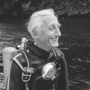 Jacques Cousteau after diving (http://blogs.furman.edu/com221sp09e/files/2009/04/jaquesyvescousteau1.jpg)