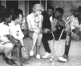 Diana at a landmine charity (http://www.grateful-chain.com/wp-content/uploads/2008/04/diana-landmine-charity.jpg)