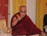 http://1.bp.blogspot.com/_IxVeuC8igyI/SiEowz4CJAI (Dalai Lama giving a speech)