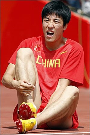Liu in Agony During Warm Up in '08 Olympics (http://theno1team.files.wordpress.com/2009/10/3-liu-xiang.jpg)
