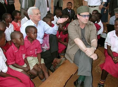 Bono in Uganda, Africa (http://www.u2station.com/images/bono_in_africa/bono_in_uganda_africa_may_27-28_2002/africa_uganda_01.jpg)