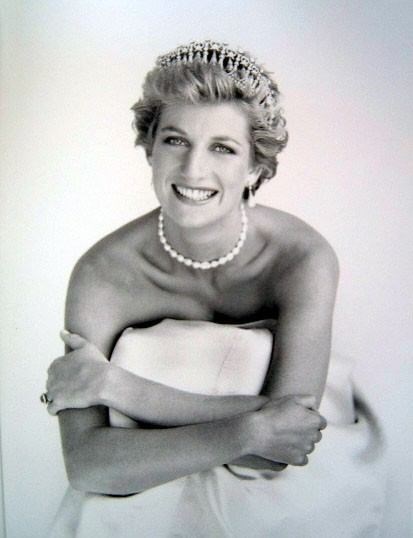 Princess Diana: Heroic...and photogenic! (http://domesticlovella.files.wordpress.com/2009/08/princess-diana.jpeg)