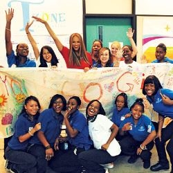 This is Tyra Banks at her charity for T Zone (http://s188.photobucket.com/albums/z304/xSabax3/?action=view&current=111808_banks_400x400-1.jpg)