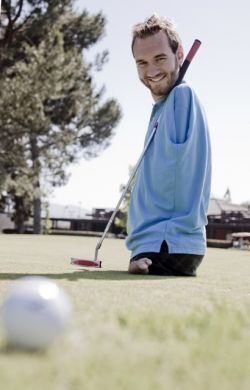 Nick playing one of his favorite sports, golf. (http://www.lifewithoutlimbs.org/pics-gallery/thumbnails/BARCROFT__vujicic_efg6462_57resize_250x0.jpg)