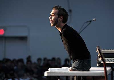 Nick Vujicic preaching to thousnds of people. (http://www.readwiki.com/blog/upload/Nick_Vujicic.jpg)