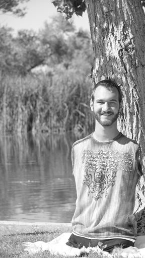 Nick Vujicic (http://www.attitudeisaltitude.com/attitude-images/nick-vujicic-tree.jpg)