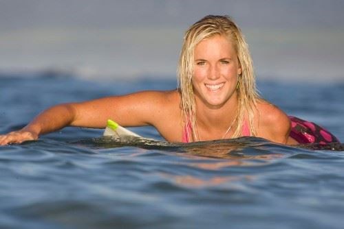 Bethany surfing in her home town, Kauai, Hawaii. (http://kinoticias.wordpress.com/2010/02/22/soul-surfers-la-historia-de-bethany-hamilton-al-cine/)