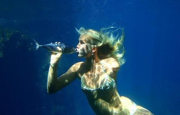 Bethany kissing a fish underwater. (http://www.tags-search.com/bethany-hamilton/tag.html)