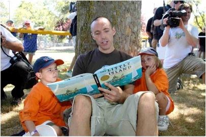 Steve reading to underprivileged children. (http://valleyofthesuns.com)