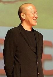  (http://it.wikipedia.org/wiki/File:2008-03-14_Joe_Hisaishi.jpg)