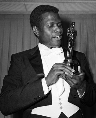 Poitier displaying his newly won statuette. (digitalpolitical.com)