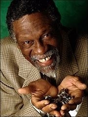 Bill Russell showing his 11 championship rings. (http://3.bp.blogspot.com/_RA9l-u-jG18/RknalZgGEnI/AAAAAAAAARE/jUPwtrs-NtQ/s320/russell+rings.jpg)