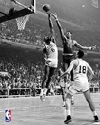 Bill Russell (#6) going up to block a shot from h (http://cdn.bleacherreport.net/images_root/slides/photos/000/355/005/billrussell_display_image.jpg?1282507986)