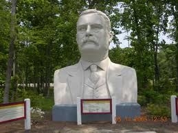 Theodore Roosevelt - Hero (http://www.dahoovsplace.com/Travels/Virginia/CivilWarColonialPatriotic/Presidents%20Park/Presidents_Park.htm)