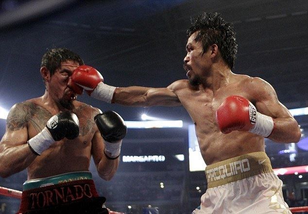Manny Pacquiao hitting Antonio Margarito with a r (http://lifelostinparadise.blogspot.com/2010/11/manny-pacquiao-vs-antonio-margarito.html)