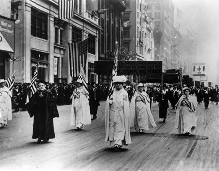 Carrie Chapman Catt (middle) and other suffraists  (http://www.lwv.org/AM/Images/Historic_images/pre_1920/pre1923-CarrieChapmanCattmarchNYC.jpg)
