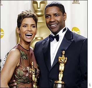 Denzel (with Halle Berry) holding his Oscar 