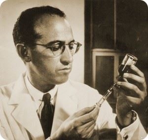 Jonas Salk working on the vaccine. (http://exyrex.files.wordpress.com/2011/08/jonas_salk_august_1956-300x284.jpg)