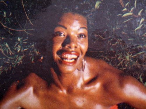  (http://www.alleewillis.com/blog/wp-content/uploads/2010/01/maya-angelou-miss-calypso_1342.jpg (N/A))