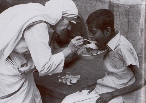 Mother Teresa feeds a young boy who is ill (http://www.shinestars.tk/2011/05/mother-teresa-women-of-century.html ())