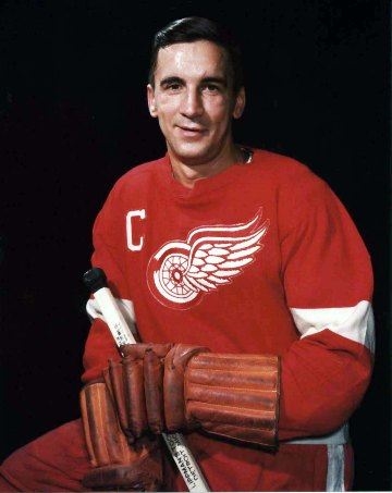 Ted Lindsay (http://bigmouthsports.com/wp-content/uploads/2010/04/ted-lindsay-28-apr-10.jpg ())