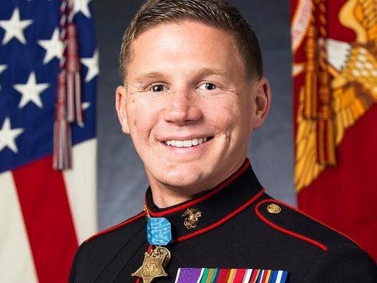 Kyle Carpenter in uniform with the Medal of Honor (http://www.bagofnothing.com/2014/06/bag-of-randomn ())