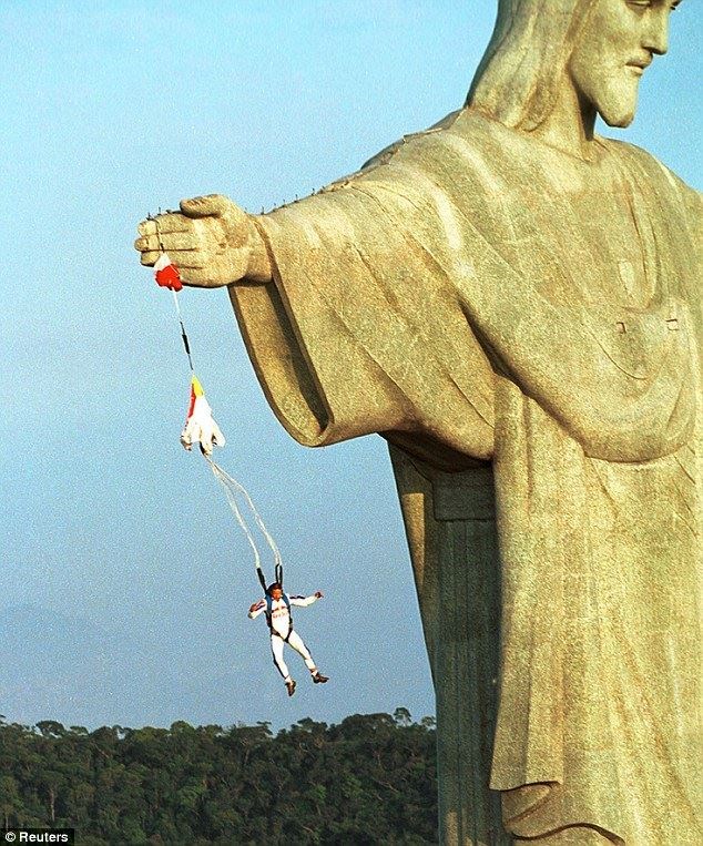 Felix's jump from the Christ Redempteer (Dailymail)