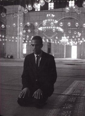 Malcolm X at a mosque (malcolmxfromhustlertohero.wordpress.com ())