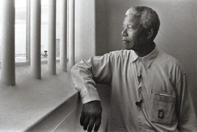 Nelson Mandela looking out of his cell window.  (http://2.bp.blogspot.com/-mQMw77olvFg/Udg7JPjJXCI/ ())